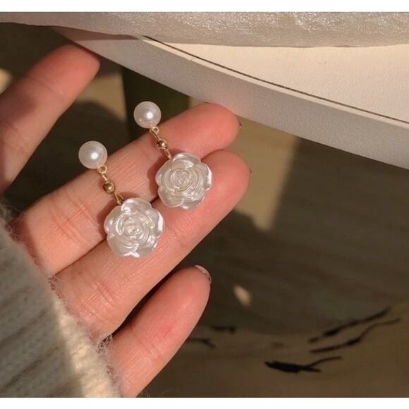 Retail $25 Gold Pearl Like Camellia Flower Drop Earrings*NEW & Lightweight - Picture 1 of 2